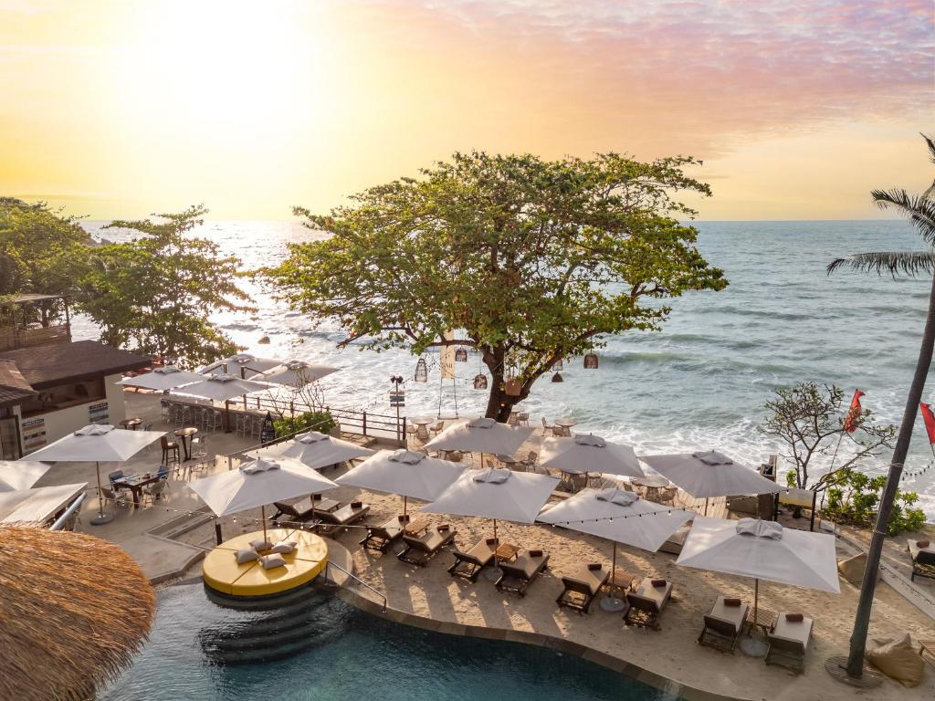 Sunset beach bar and pool in Koh Samui